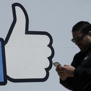 Les sites qui utilisent le plug-in "like" de Facebook transmettent des données au géant américain [KEYSTONE/AP PHOTO - Jeff Chiu]