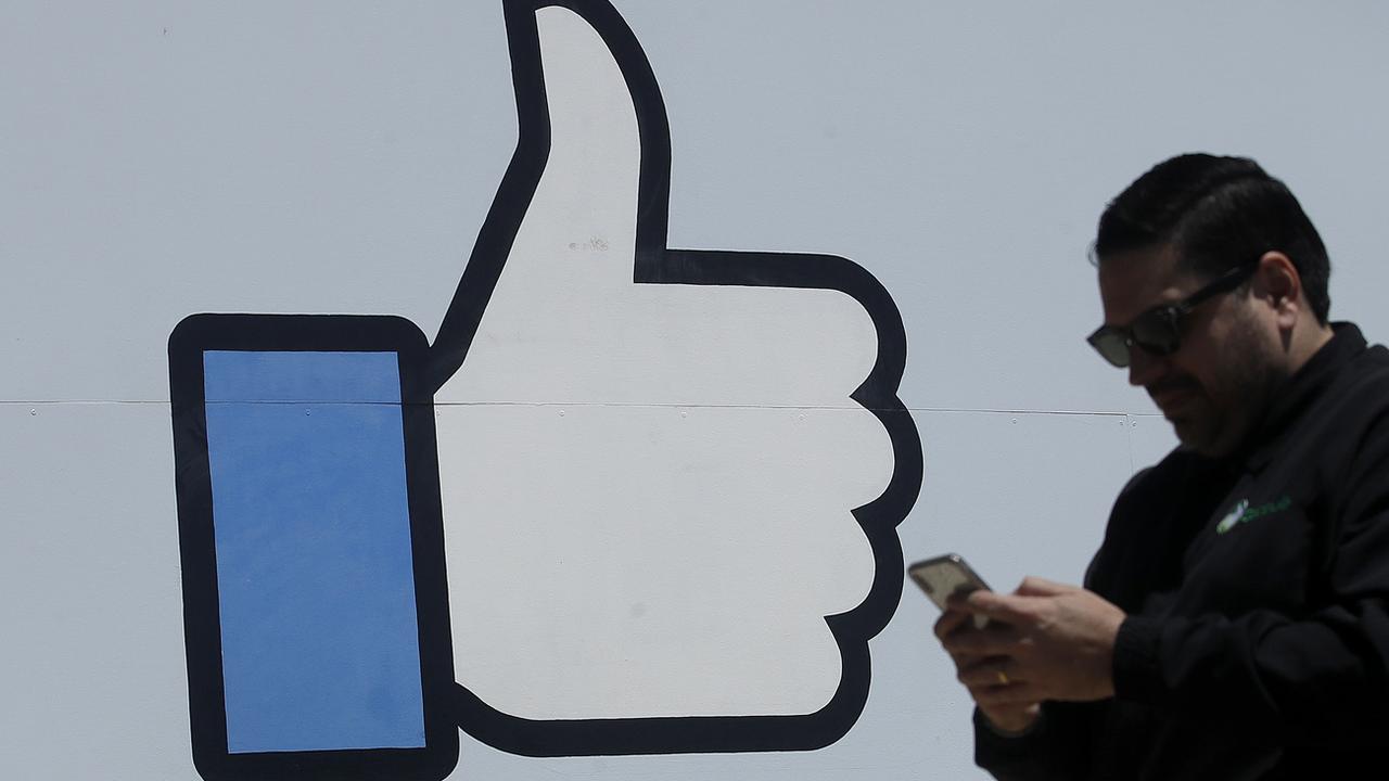 Les sites qui utilisent le plug-in "like" de Facebook transmettent des données au géant américain [KEYSTONE/AP PHOTO - Jeff Chiu]