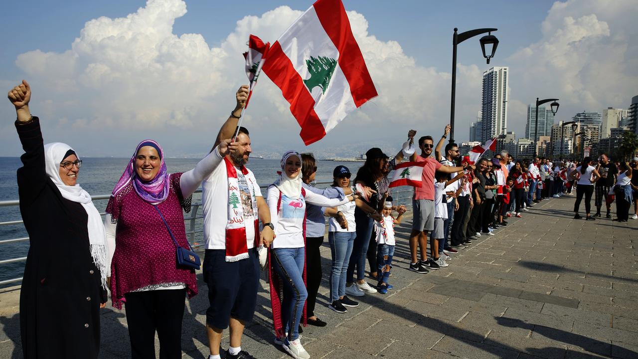 Les manifestants à Beirut, à peu près au centre de la chaîne [Keystone/AP Photo - Bilal Hussein]
