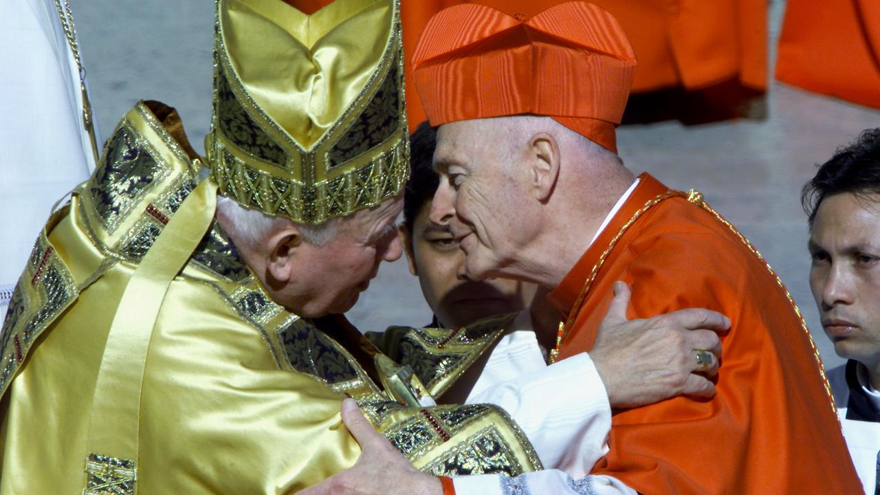Nouvellement nommé cardinal, Theodore McCarrick embrasse le pape Jean-Paul II, Rome, le 21 février 2001. [Reuters/ap - Vincenzo Pinto]