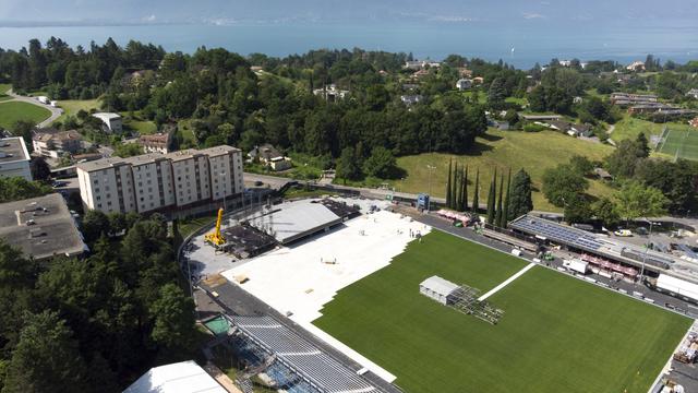 Les derniers préparatifs au stade de la Saussaz à Montreux avant le concert d'Elton John samedi. [Keystone - Laurent Gilliéron]