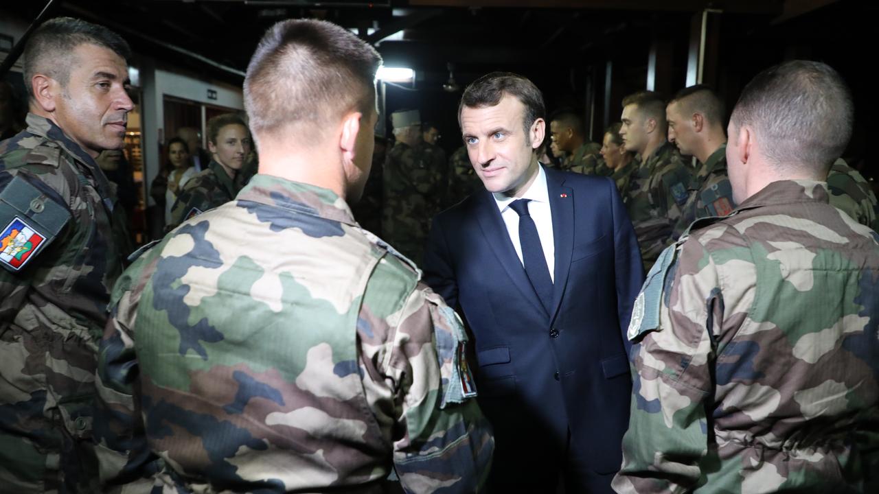 Emmanuel Macron, en déplacement près d'Abidjan, a félicité vendredi les militaires français de la force Barkhane [AFP - Ludovic Marin]