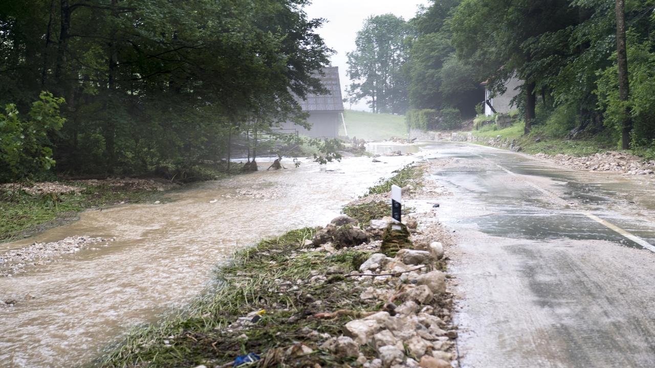 La route cantonale avait été dévastée lors des orages du 22 juin dans le Val-de-Ruz. [Keystone - Laurent Gilliéron]