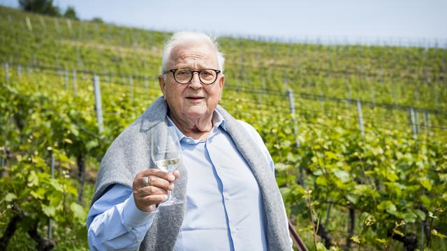 Pierre Keller a transmis la présidence de l'Office des vins vaudois à Michel Rochat. [Keystone - Jean-Christophe Bott]