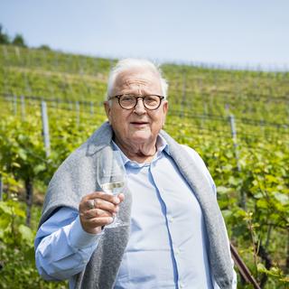 Pierre Keller a transmis la présidence de l'Office des vins vaudois à Michel Rochat. [Keystone - Jean-Christophe Bott]