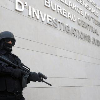 Un membre des forces spéciales devant le Bureau central d'investigation judiciaire, à Rabat au Maroc. [EPA/Keystone - Abdelhak Senna]