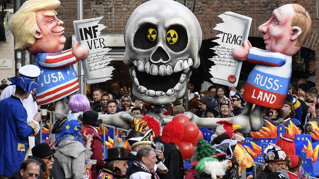 Une mise en scène de la sortie des USA et de la Russie du traité nucléaire INF durant le carnaval de Düsseldorf [AP Photo/Keystone - Martin Meissner]