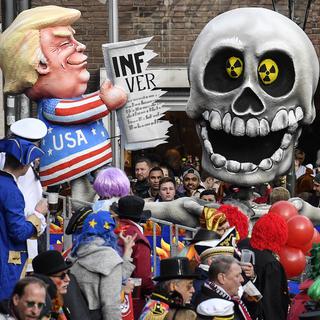 Une mise en scène de la sortie des USA et de la Russie du traité nucléaire INF durant le carnaval de Düsseldorf [AP Photo/Keystone - Martin Meissner]