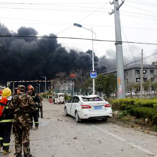 Les secours mobilisés après explosion survenue jeudi dans une usine chimique à Yancheng, dans l'est de la Chine. [Keystone - EPA/STRINGER]