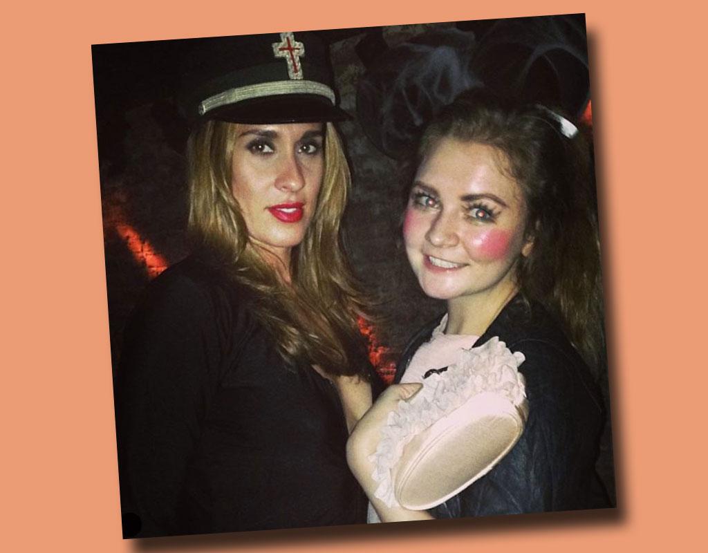 Anna Sorokin (à droite) avec une riche femme d'affaires lors d'une soirée Halloween à New York. [Instagram - Capture d'écran]