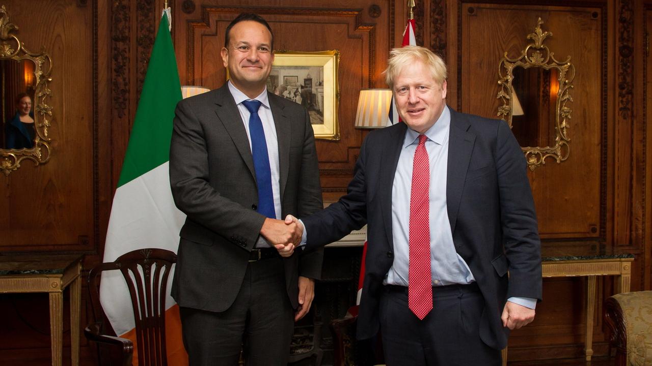 Leo Varadkar et Boris Johnson "entrevoient le chemin vers un possible accord". [Keystone - EPA/Noel Mullen]