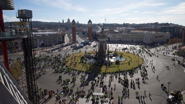 Mardi 22 janvier: la place d'Espagne au centre de Barcelone bloquée par les taxis en grève. [Keystone - EPA/Quique Garcia]