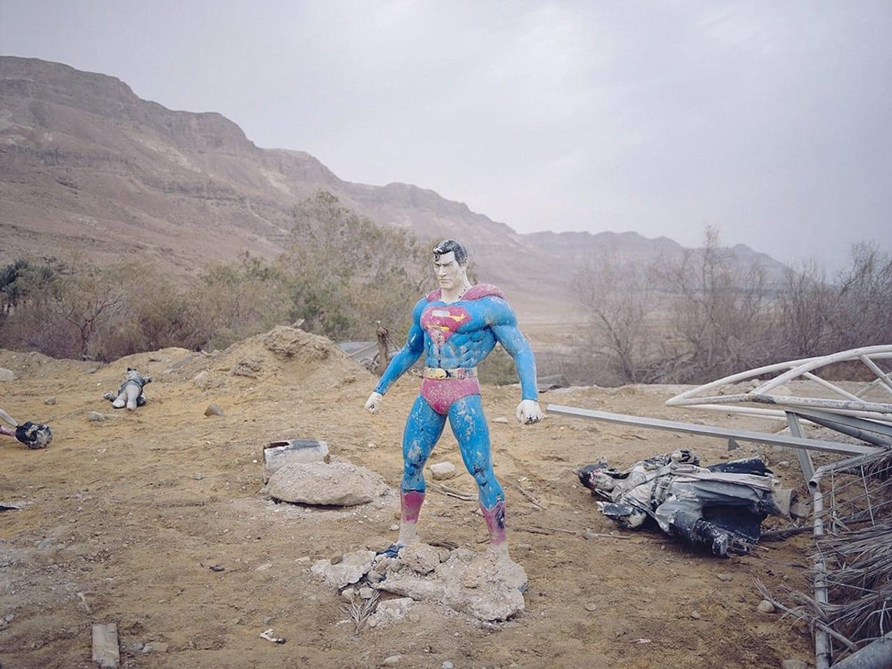 Superman bombe son torse de héros sur un champ de mines (Oded Bality, Superman, tiré de la série Hide and Seek, Mer Morte, 2017) [COURTESY CLAIRBYKAHN - ODED BALILTY]