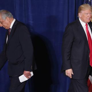 Le négociateur américain Zalmay Khalilzad et le président Donald Trump en 2016 [AFP - Chip Somodevilla]
