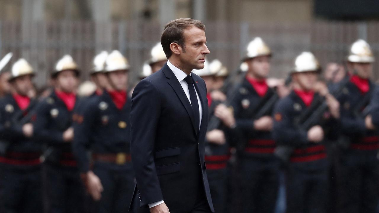 Emmanuel Macron a rendu hommage aux quatre fonctionnaires de la préfecture de police de Paris tués. [EPA/Keystone - Ian Langsdon]
