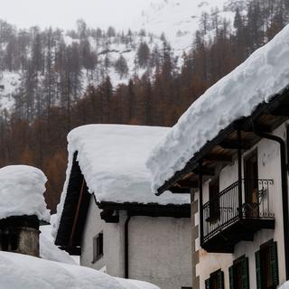 Le village de Bosco Gurin, au Tessin, a enregistré des chutes de neige record pour un mois de novembre. [Ti-Press/Keystone - Samuel Golay]