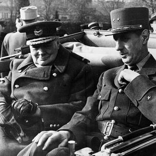 Le général de Gaulle (à droite) et Winston Churchill à Paris en 1944. [AFP - Roger-Viollet]