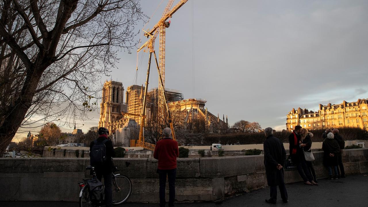 Au-dessus de Notre-Dame, une grue géante de 75 mètres, capable de soulever 8 tonnes. [AFP - Thomas Samson]