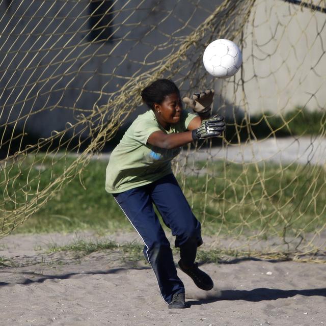 Deux femmes pendant un entrainement de football aux alentours de Cape Town en Afrique du Sud. [Reuters - Siphiwe Sibeko]