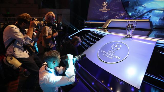 Des photographes immortalisent le trophée le plus convoité de l'Europe du foot. [AFP - Valery HACHE]