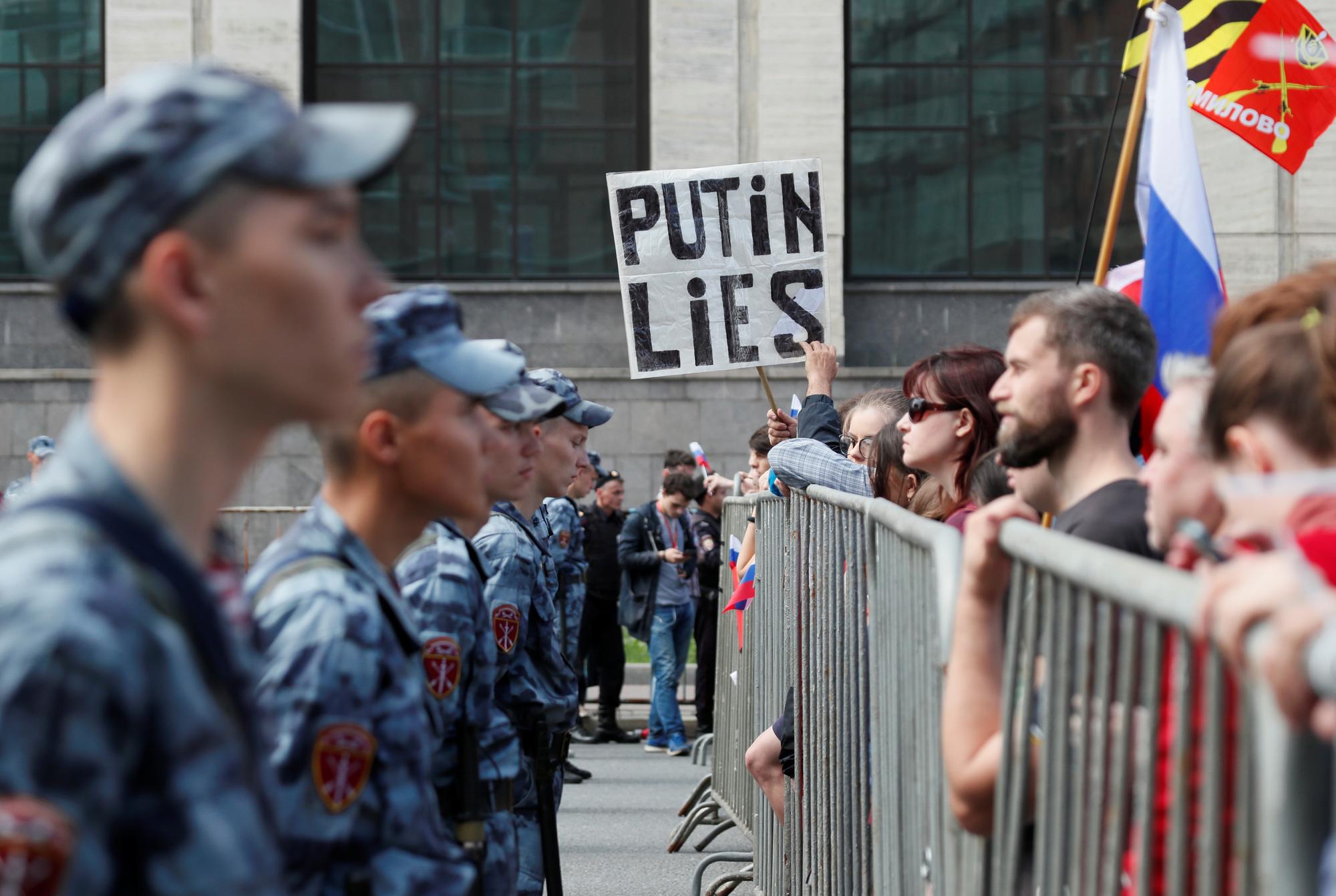 "Poutine ment", affirme cette pancarte durant la manifestation moscovite du 20 juillet 2019. [Reuters - Shamil Zhumatov]