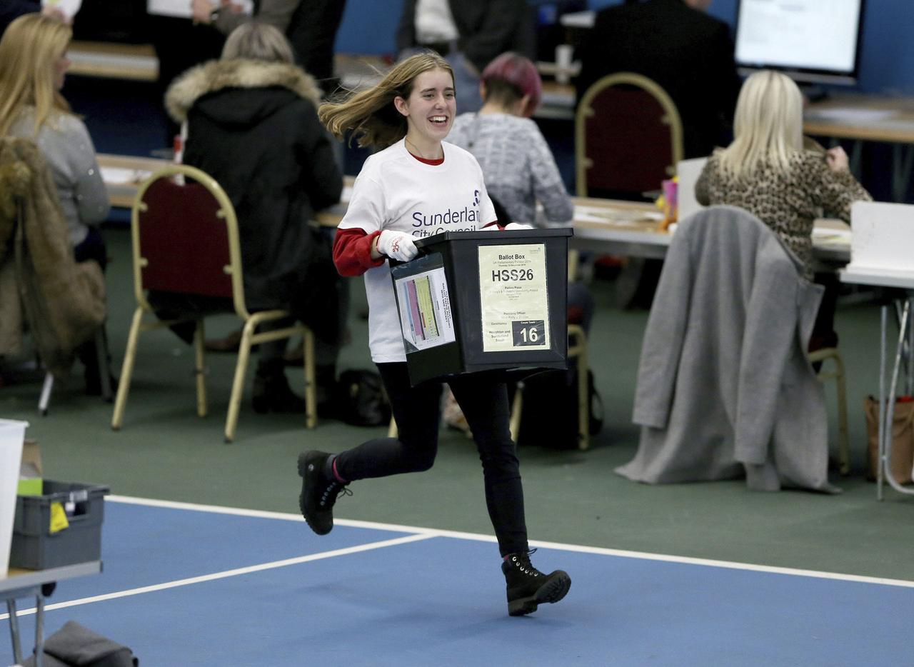 Le dépouillement bat son plein dans un bureau de vote de Sunderland [Keystone/AP - Nigel Roddis]