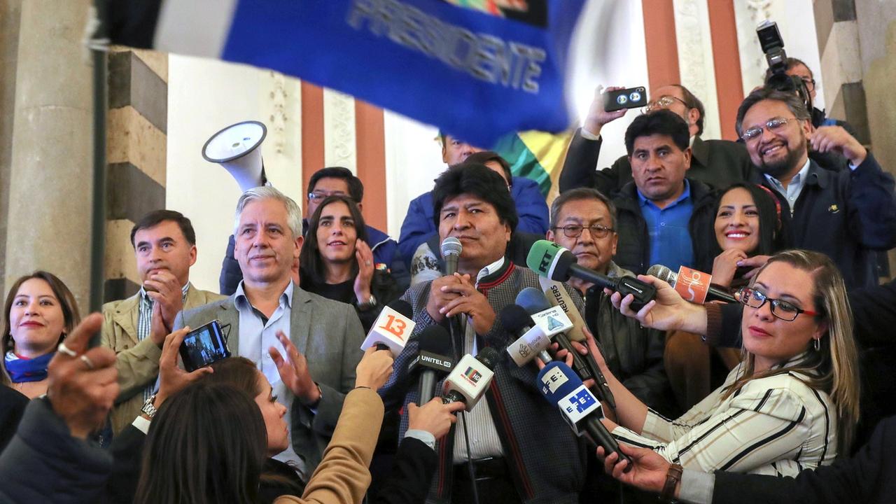 Evo Morales réagit après les résultats du premier tour de l'élection présidentielle en Bolivie. [Keystone - EPA/Martin Alipaz]