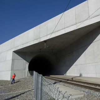 L'entrée du tunnel de base du Lötschberg près de Viège (VS). [Keystone - Jean-Christophe Bott]