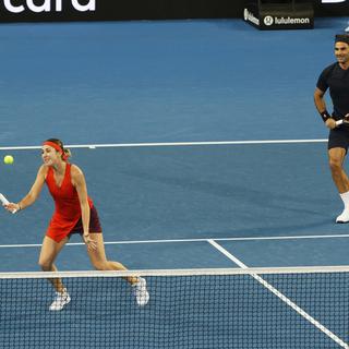 Belinda Bencic et Roger Federer en double mixte à la Hopman Cup 2018-2019 à Perth. [Keystone - Trevor Collens]
