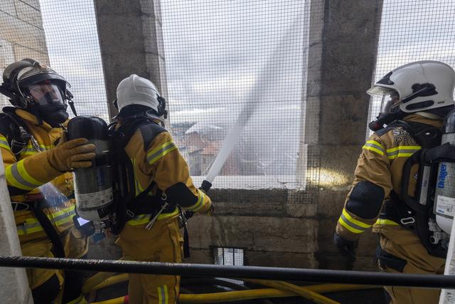 Trente pompiers et une dizaine de véhicules – dont six dans le périmètre immédiat de la cathédrale – ont été dépêchés sur place. [Keystone - Martial Trezzini]