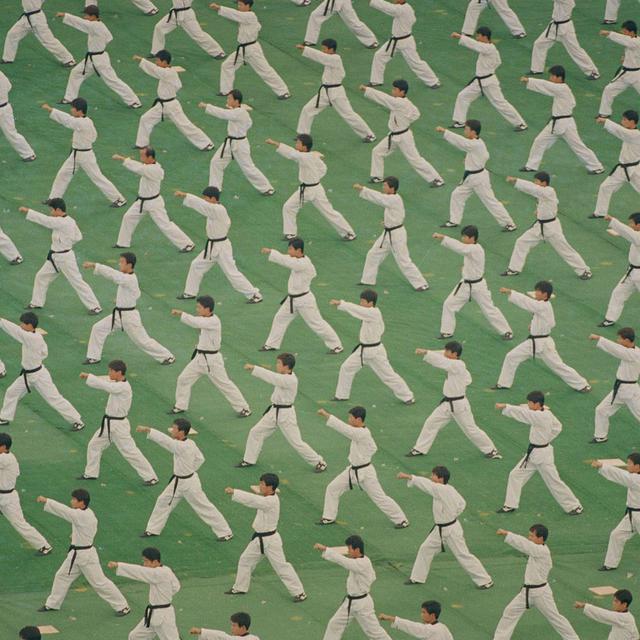 Des combattants de taekwondo, sport national de la Corée du Sud, s'exercent en vue de la cérémonie d'ouverture des JO de Séoul, le 14 septembre 1988. [AP Photo/Keystone - Dieter Endlicher]