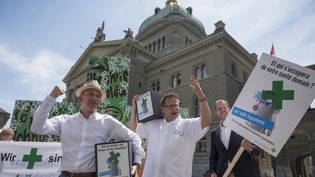 Pharmasuisse a déposé la pétition "Bien soigné, demain aussi" à Berne. Le texte est muni de plus de 340'000 paraphes. [Keystone - Alessandro della Valle]