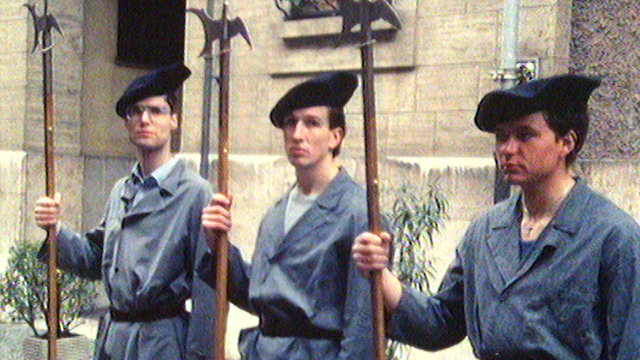 Portrait de Willy (au centre), jeune Grison ayant intégré la Garde pontificale du Vatican. [RTS]