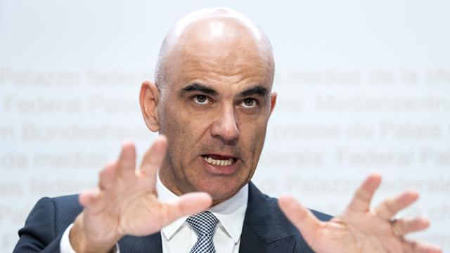 Le conseiller fédéral Alain Berset a présenté neuf mesures pour agir sur les coûts de la santé. [Keystone - Peter Schneider]