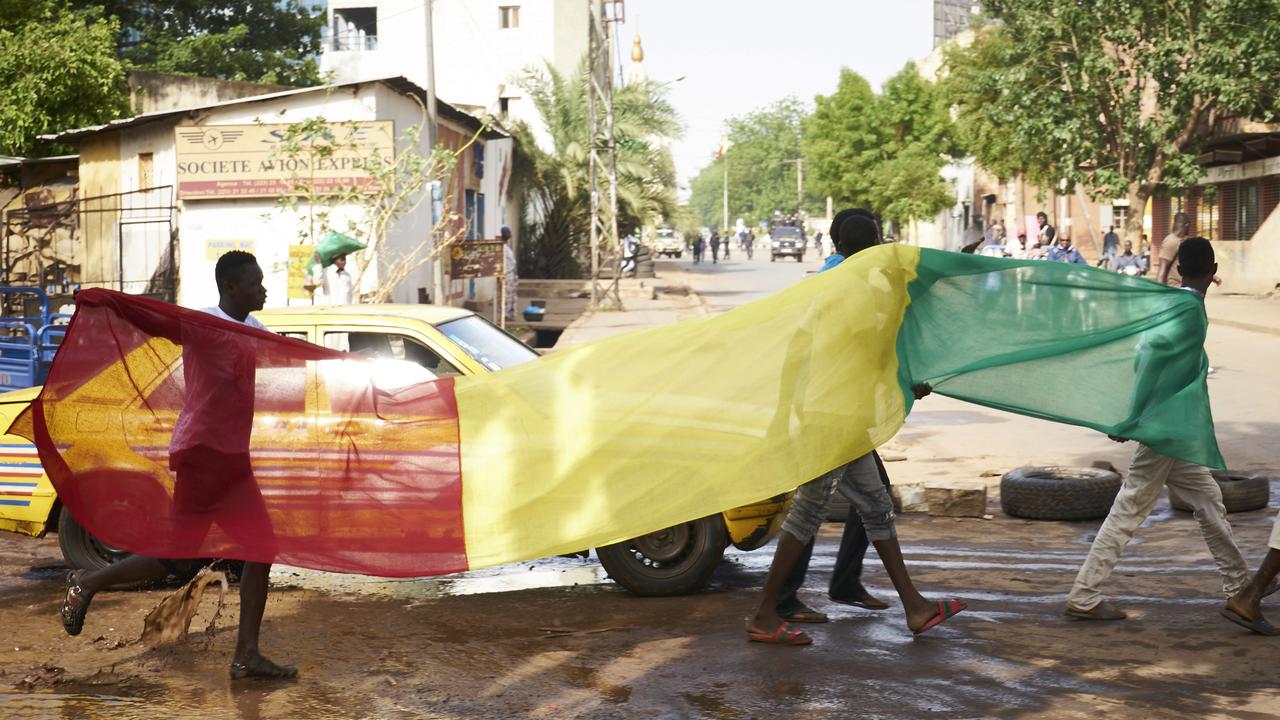 Le drapeau malien porté par des citoyens lors d'une manifestation du 2 juin à Bamako [AFP - MICHELE CATTANI]