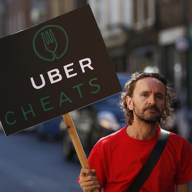 Un livreur de l'application Uber Eats manifeste contre la plateforme. [Reuters - Peter Nicholls]