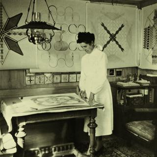 Emma Kunz à son bureau à Waldstatt (AR) en 1958. [Emma Kunz Zentrum]