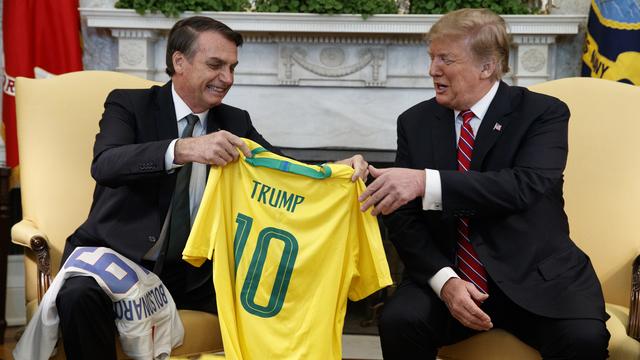 Jair Bolsonaro a remis à Donald Trump un maillot de l'équipe brésilienne à son nom lors d'une visite à Washington en mars 2019. [AP/Keystone - Evan Vucci]