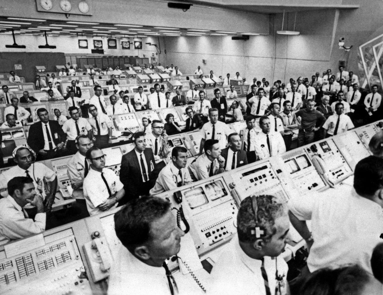 Des membres du centre de contrôle lors du décollage de la mission Apollo 11 le 16 juillet 1969. [NASA/AFP]