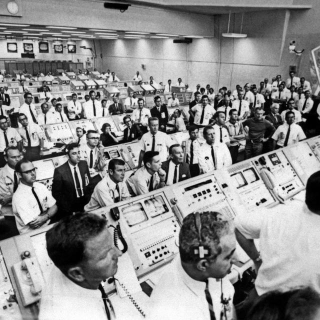 Des membres du centre de contrôle lors du décollage de la mission Apollo 11 le 16 juillet 1969. [NASA/AFP]