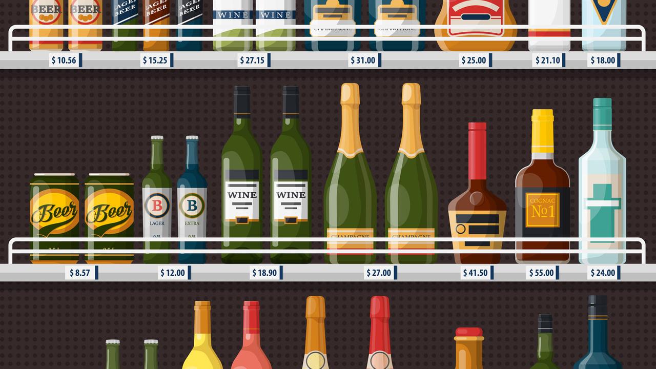 Des bouteilles d'alcool dans un rayon de supermarché. [Fotolia - Elegant Solution]