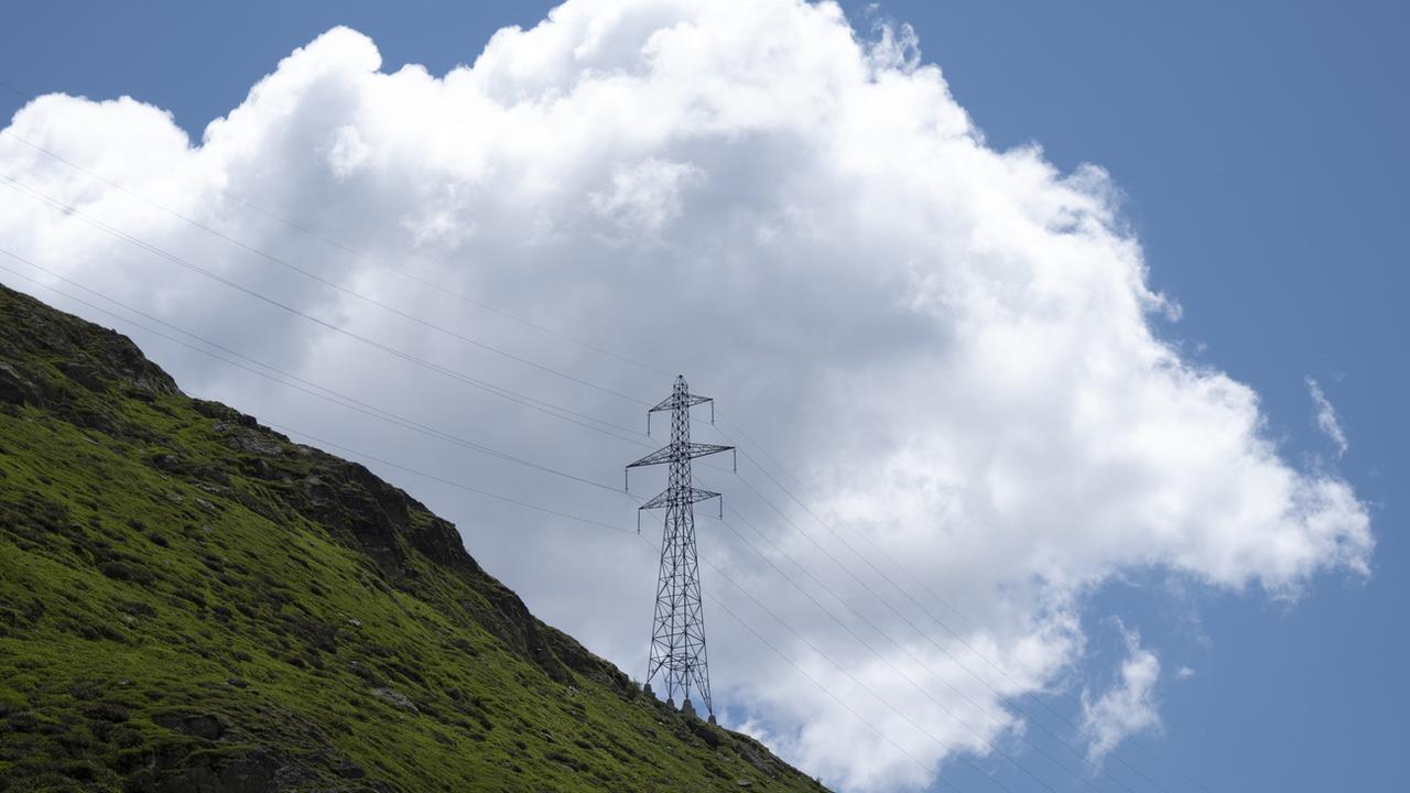 Une installation électrique à la Combe de Barasson, proche du Col du Grand-Saint-Bernard. [Keystone - Laurent Darbellay]