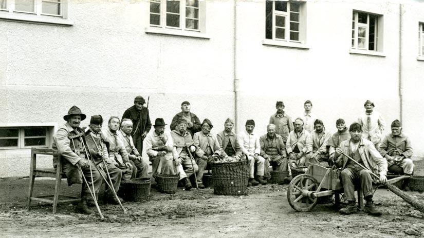 "Un groupe d'assistés", dit la légende de l'image. Etablissements de Bellechasse, Fribourg, 1920-1930. [EB Div Photos 24/Archives de l'Etat de Fribourg (AEF) - Simon Glasson]