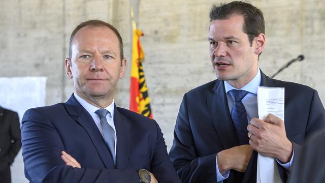 Serge Dal Busco (gauche) et Pierre Maudet (droite), lors d'une cérémonie officielle à Aire-la-Ville, Genève, le 22 juin 2018. [Keystone - Martial Trezzini]