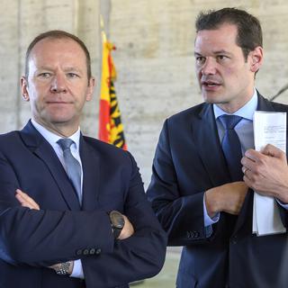 Serge Dal Busco (gauche) et Pierre Maudet (droite), lors d'une cérémonie officielle à Aire-la-Ville, Genève, le 22 juin 2018. [Keystone - Martial Trezzini]