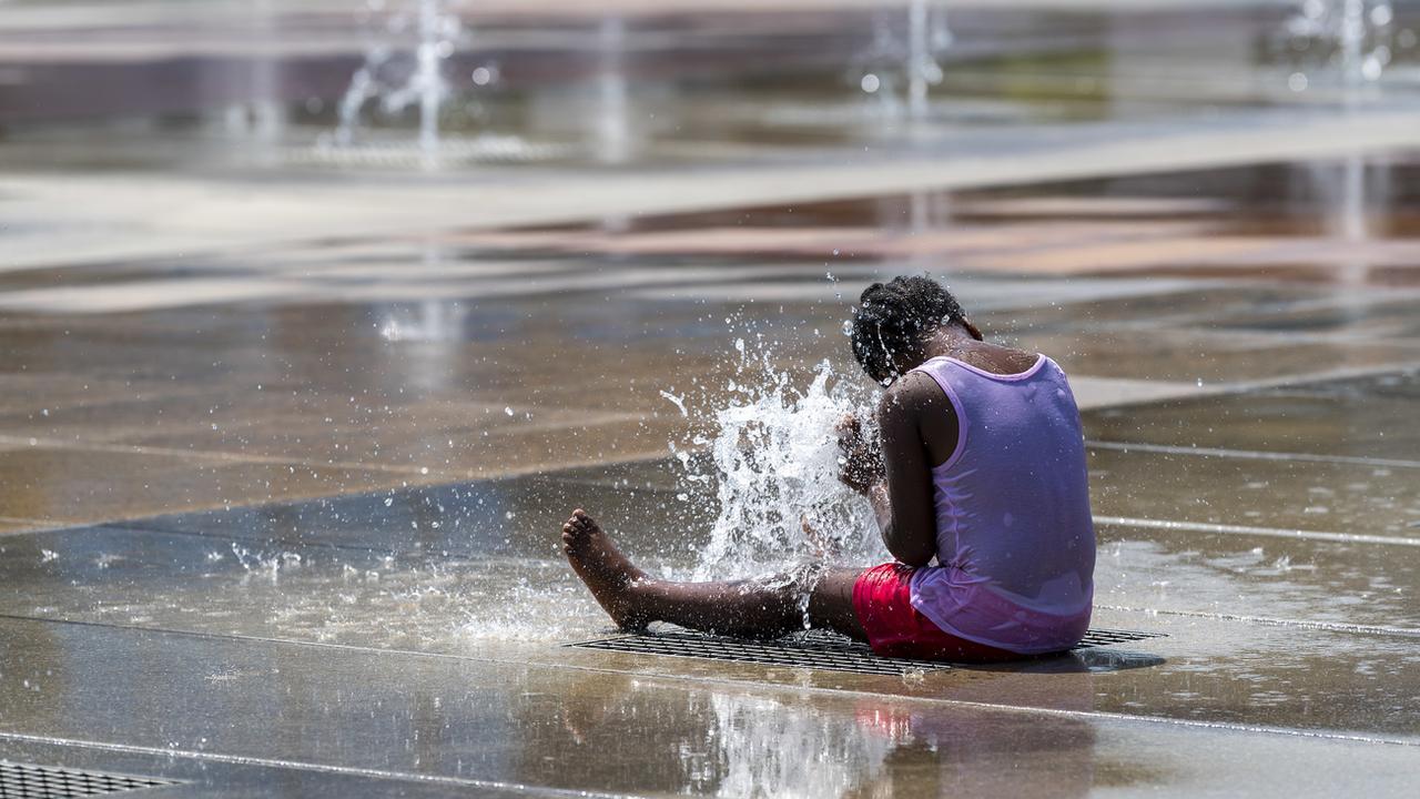 Les fontaines ont soulagé les citadins victimes des vagues de chaleur (ici à la Place des Nations à Genève) [KEYSTONE - Martial Trezzini]
