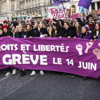 Face à la grève des femmes annoncée le 14 juin, employeurs et cantons prennent leurs précautions. [Keystone - Jean-Christophe Bott]