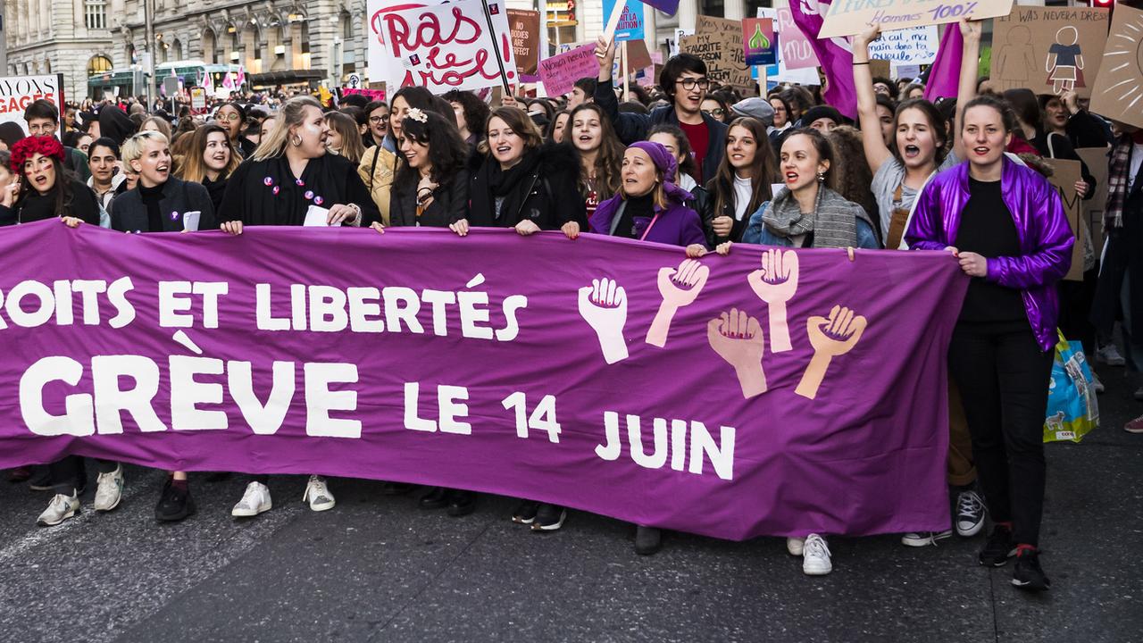 Face à la grève des femmes annoncée le 14 juin, employeurs et cantons prennent leurs précautions. [Keystone - Jean-Christophe Bott]