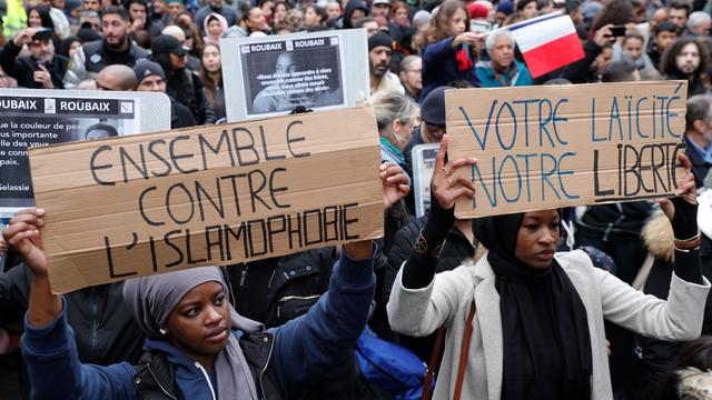 Les manifestants près de la gare du Nord à Paris, dimanche 10.11.2019. [AFP - Geoffroy Van Der Hasselt]