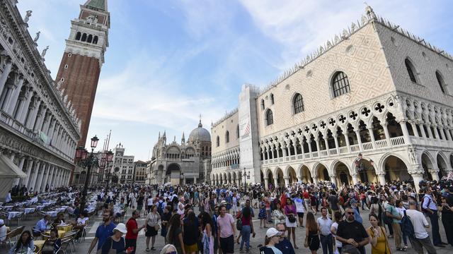 Des touristes sur la place Saint-Marc à Venise. [AFP - Miguel Medina]